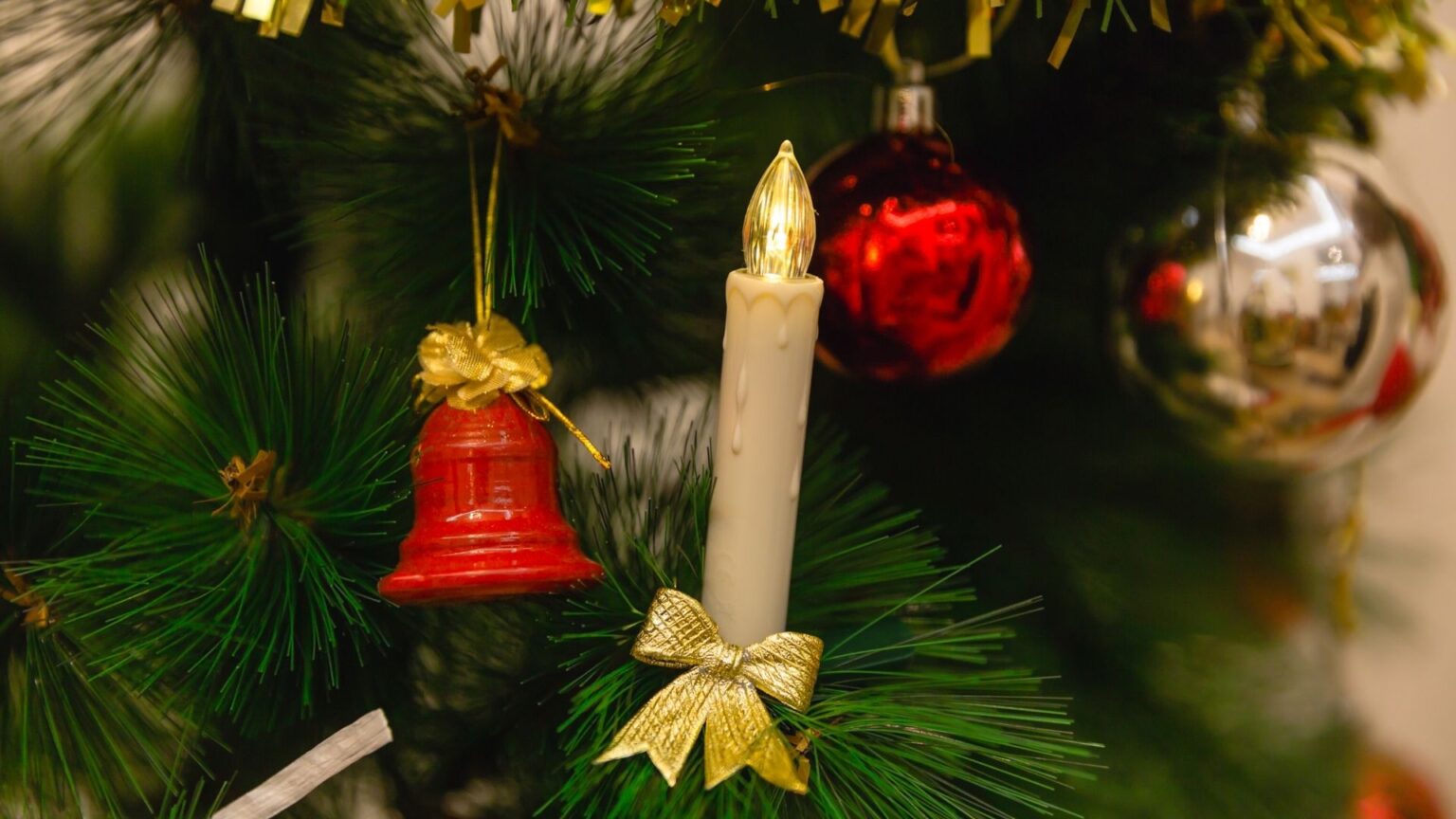 How Many Clip On Christmas Tree Candles Do I Need for a 6ft or 7ft Tree?